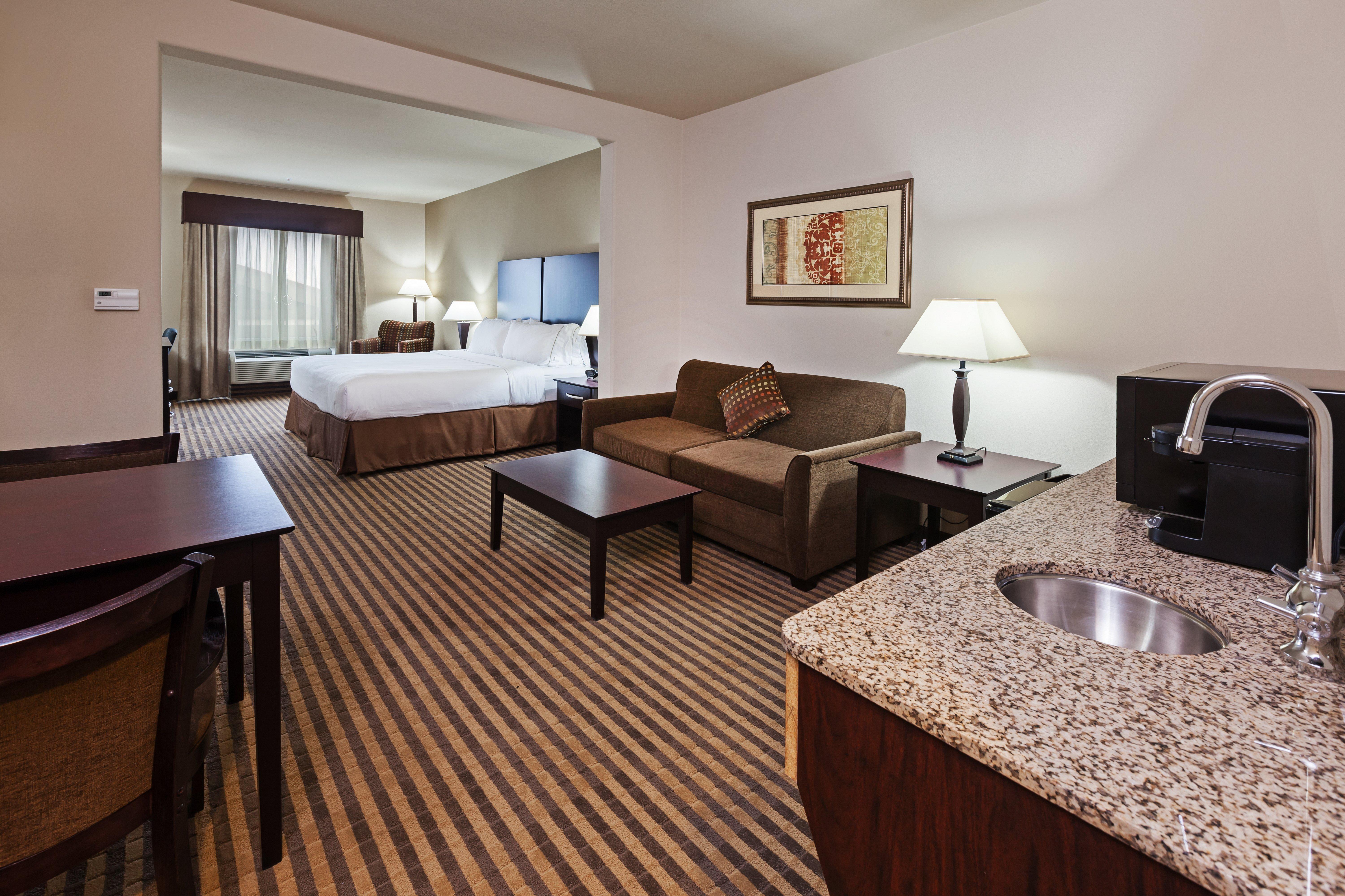 Holiday Inn Express & Suites Brady By Ihg Exterior foto