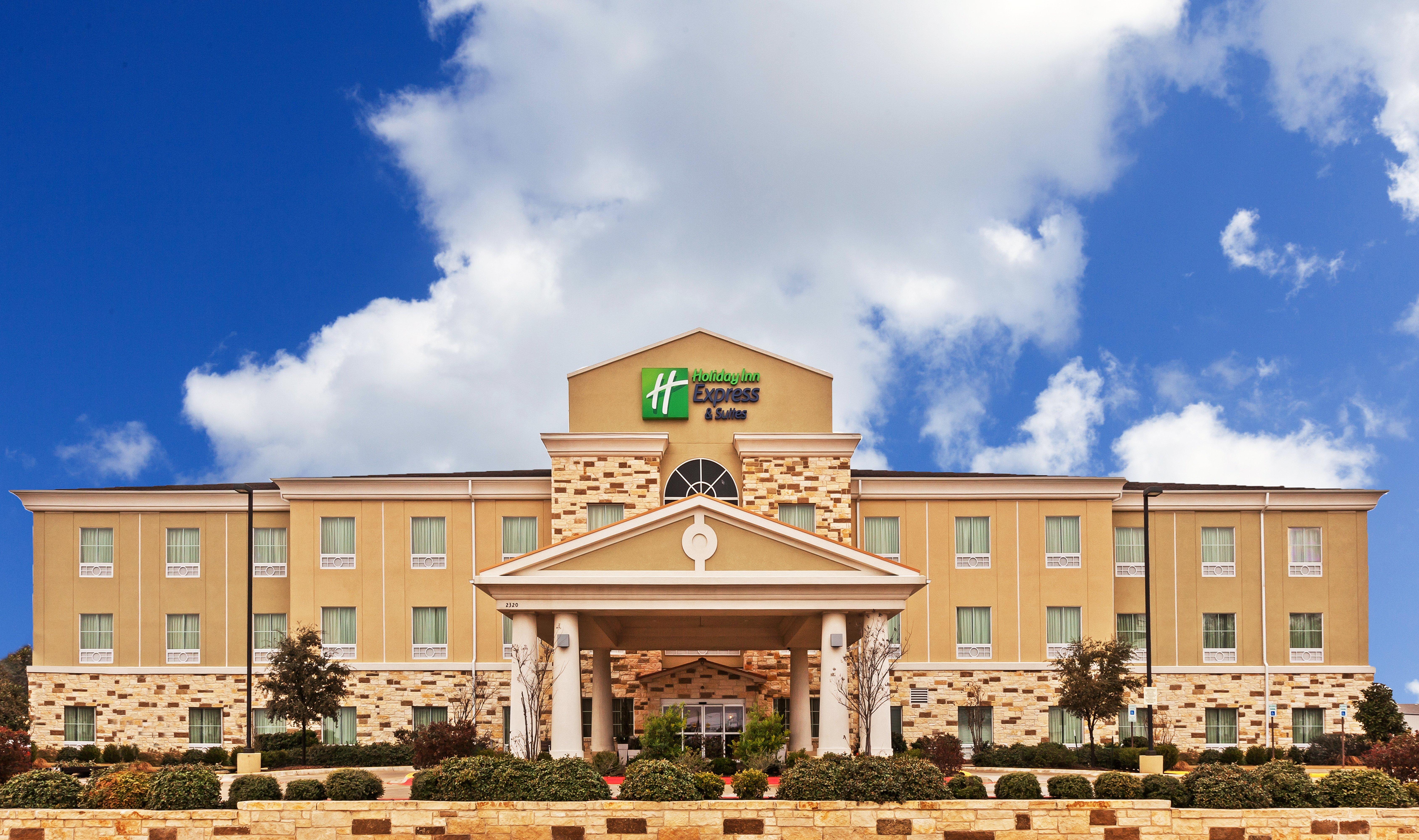 Holiday Inn Express & Suites Brady By Ihg Exterior foto