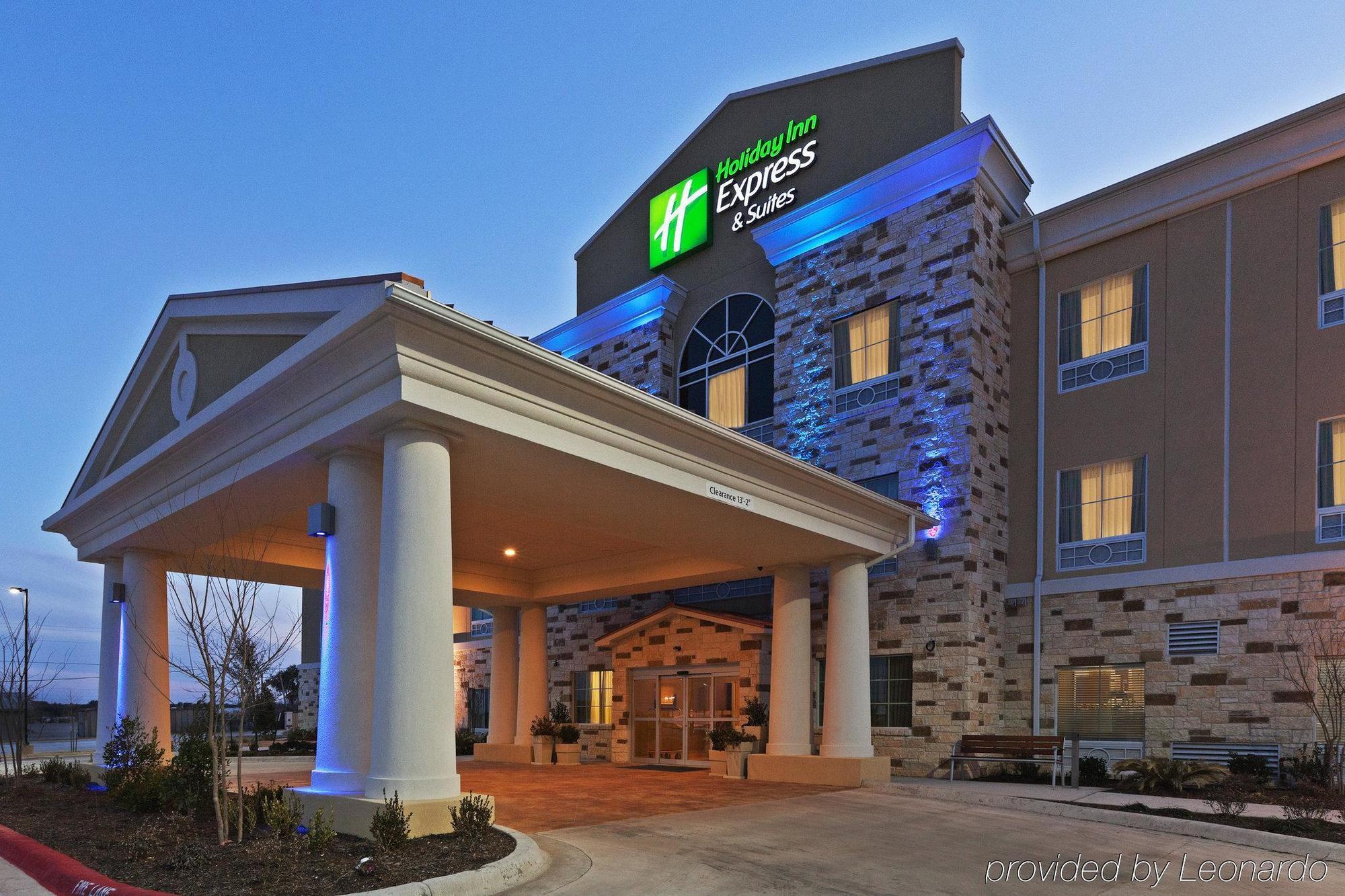Holiday Inn Express & Suites Brady By Ihg Exterior foto