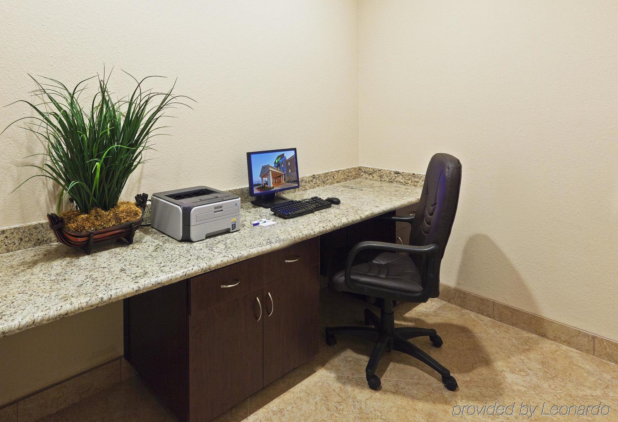 Holiday Inn Express & Suites Brady By Ihg Instalações foto