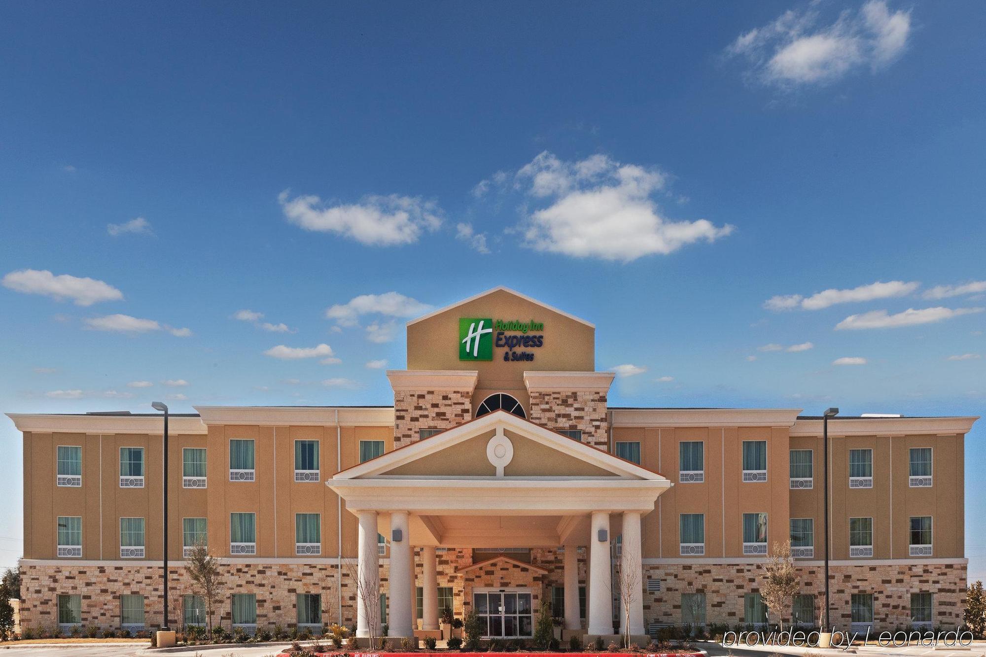 Holiday Inn Express & Suites Brady By Ihg Exterior foto