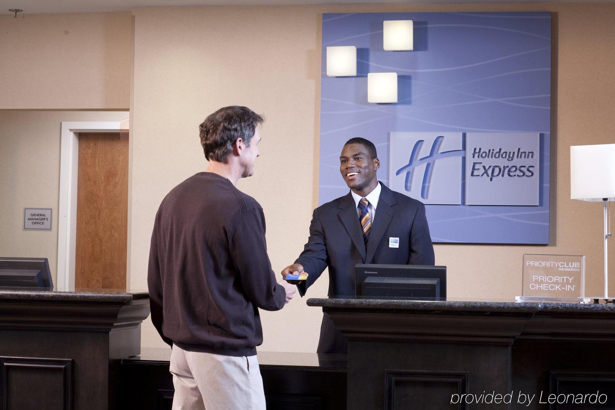 Holiday Inn Express & Suites Brady By Ihg Interior foto