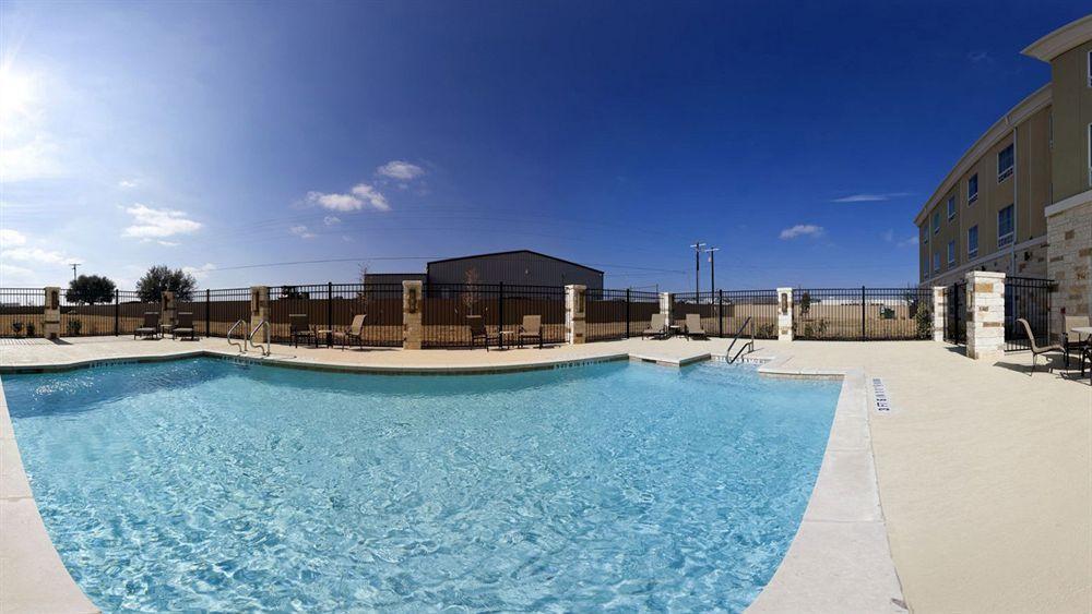 Holiday Inn Express & Suites Brady By Ihg Exterior foto